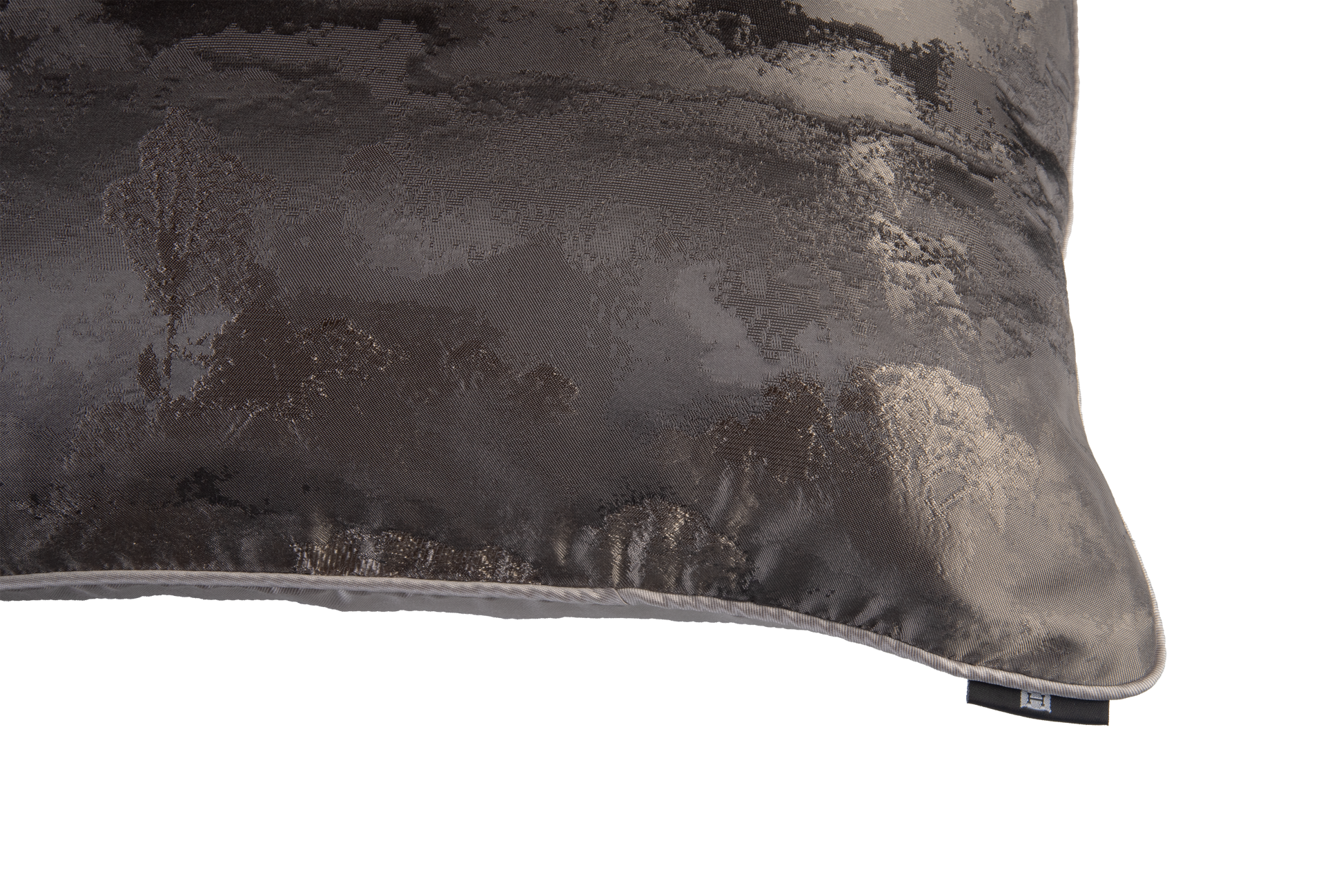 لقطة جانبية قريبة لمخدات اللون النحاس من أرماني كازا | Side close-up of copper cushions from Armani Casa