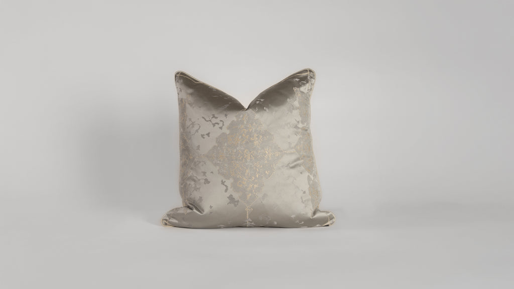 مخدة أرماني كازا الفاخرة باللون البيج بواجهة أمامية أنيقة | Armani Casa beige luxury cushion front view