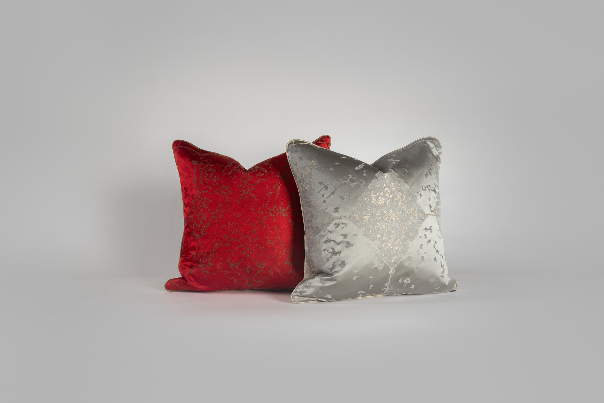 مخدات فخمة لغرفة الجلوس من أرماني كازا باللون البيج والأحمر | Luxury cushions for living room from Armani Casa in beige and red