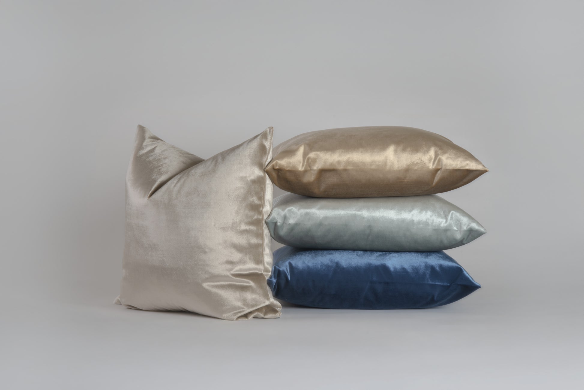 مخدات ديكور فاخرة من أرماني كازا الإيطالي لغرفة الجلوس | Armani Casa luxury decorative cushions for living room

