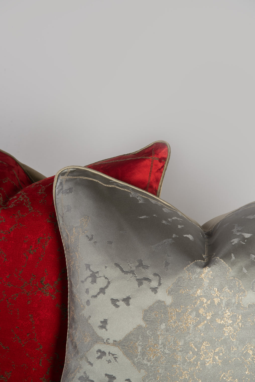 تفاصيل تصميم مخدات فخمة لغرفة الجلوس من أرماني كازا | Luxury decorative cushion design details for living room from Armani Casa