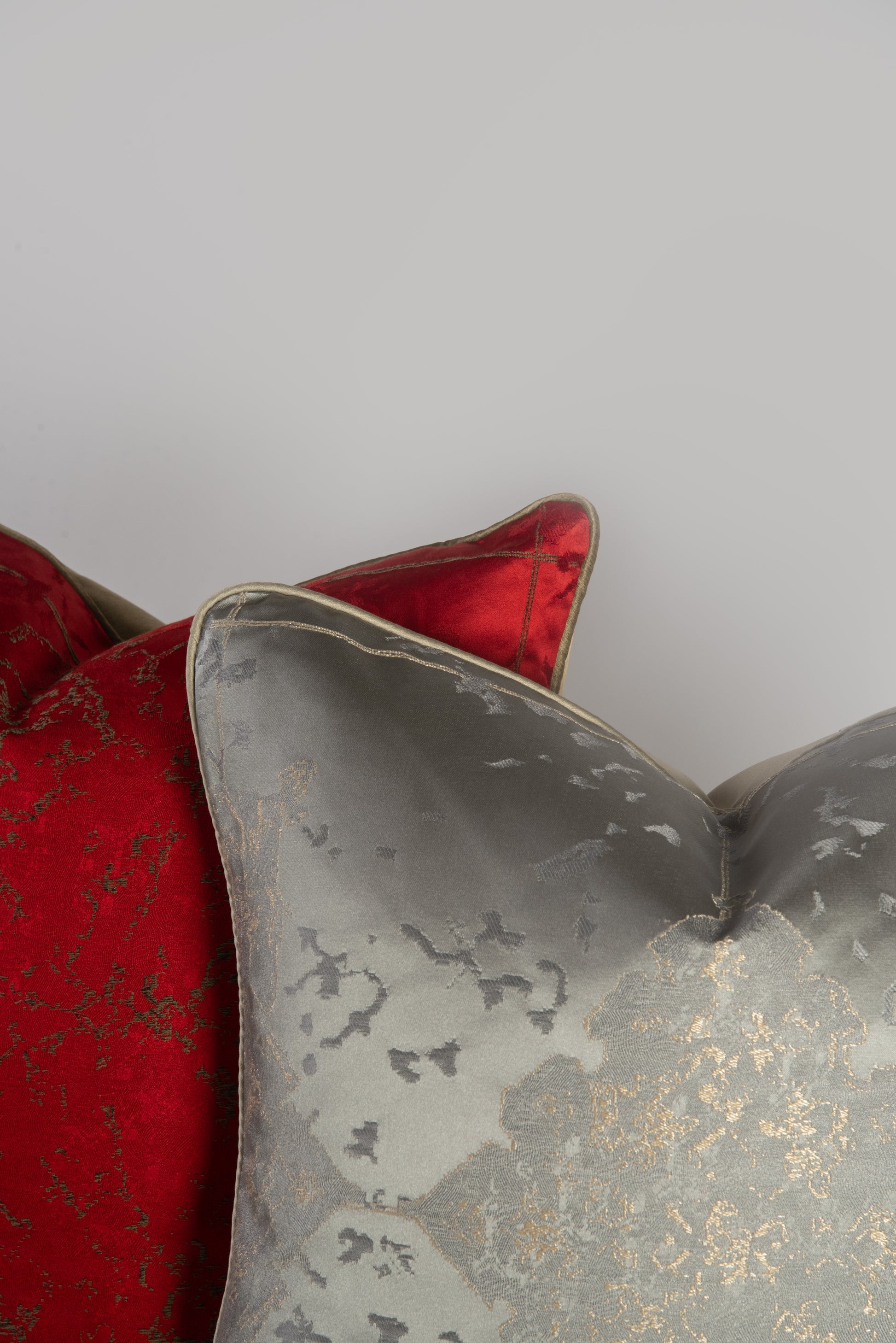 تفاصيل تصميم مخدات فخمة لغرفة الجلوس من أرماني كازا | Luxury decorative cushion design details for living room from Armani Casa